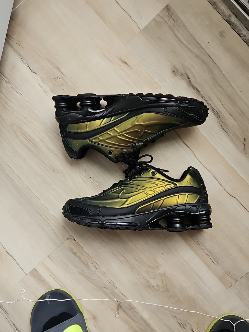 Nike Black Athletic Sneaker SHOX!! CHANGE.\NS COLOR IN THE SUN